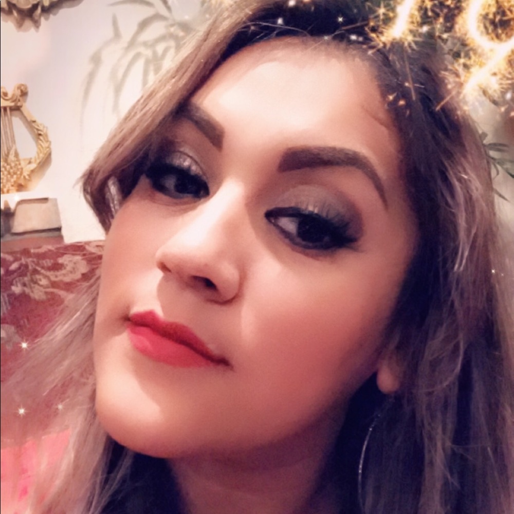 Meet your Posher, Claudia